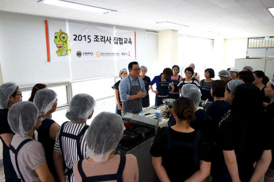 소규모 어린이집과 유치원 조리사들이 20일 수원대 생활과학대에서 열린 '마요네즈 및 크림스파게티 만들기' 조리사집합교육에 참여하고 있다.   수원대 제공